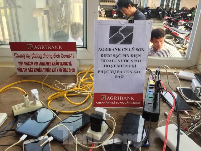 Ngân hàng Agribank ở huyện đảo Lý Sơn hỗ trợ người dân sau bão số 9 ảnh 2