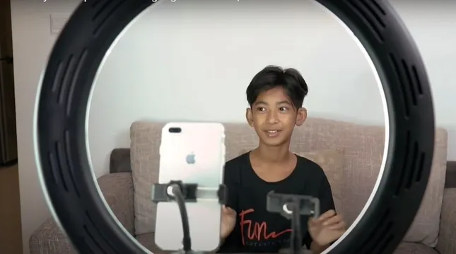 Cậu bé bán hàng rong đổi đời sau 1 đêm nhờ nói được 16 thứ tiếng ảnh 2