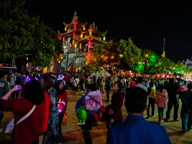 Sửng sốt với dòng người đổ về đón Noel ở nhà thờ Phát Diệm ảnh 5