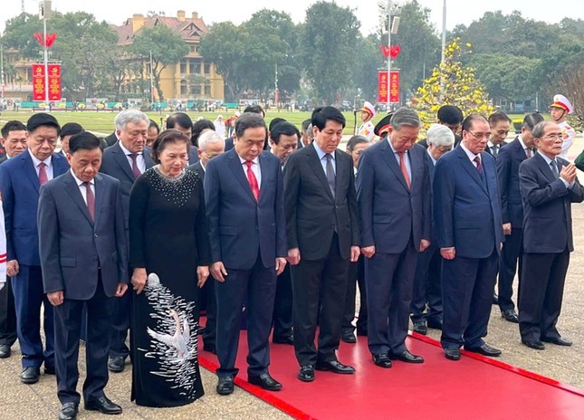 Lãnh đạo Đảng, Nhà nước vào Lăng viếng Chủ tịch Hồ Chí Minh ảnh 1