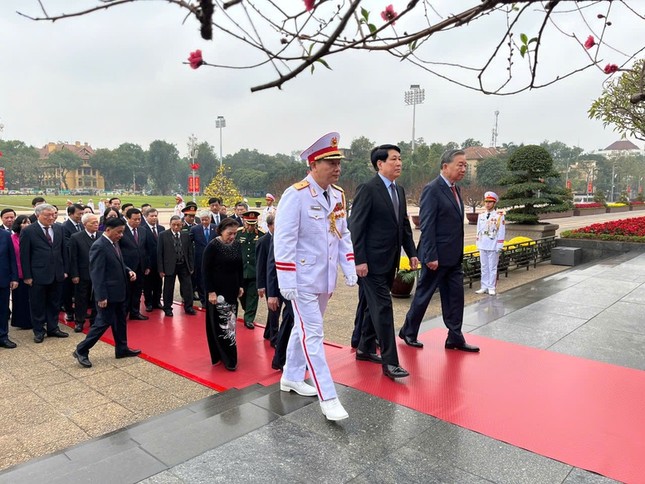 Lãnh đạo Đảng, Nhà nước vào Lăng viếng Chủ tịch Hồ Chí Minh ảnh 2