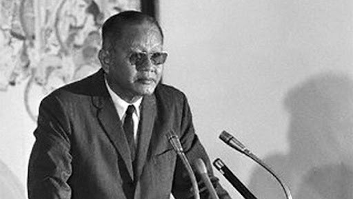 Vị tổng thống cuối cùng nào của chính quyền Mỹ - Ngụy đã đầu hàng vô điều kiện khi quân ta tiến vào dinh Độc Lập?