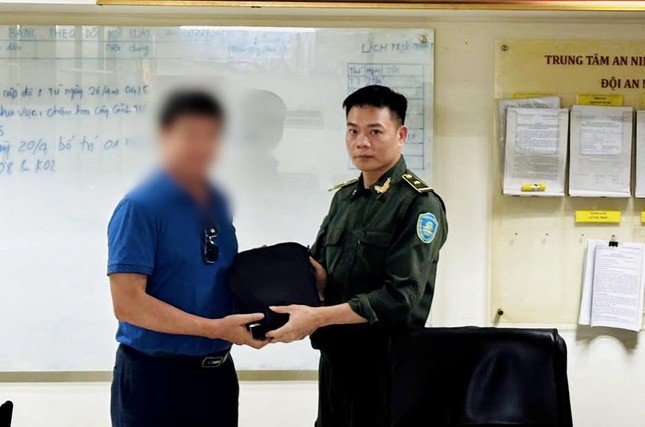 Phát hiện chiếc túi đen chứa nhiều tiền, vô chủ ở sân bay Nội Bài ảnh 1