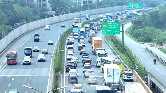 Lượng xe đổ về cửa ngõ Hà Nội và TPHCM tăng cao, có nơi 4 lần xả trạm thu phí ảnh 1