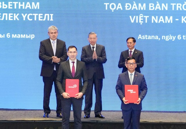 Vietjet &apos;bắt tay&apos; Qazaq Air lập hãng bay mới ảnh 1