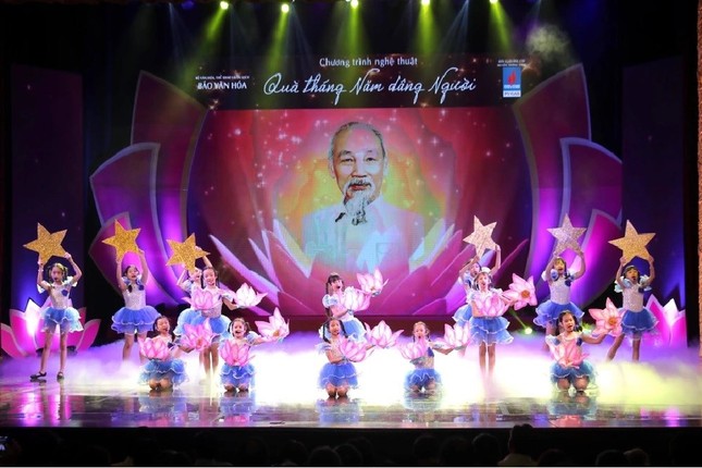 Chương trình nghệ thuật đặc biệt &apos;Quà tháng 5 dâng Người&apos;: Rộng dài một tình yêu với Bác ảnh 1