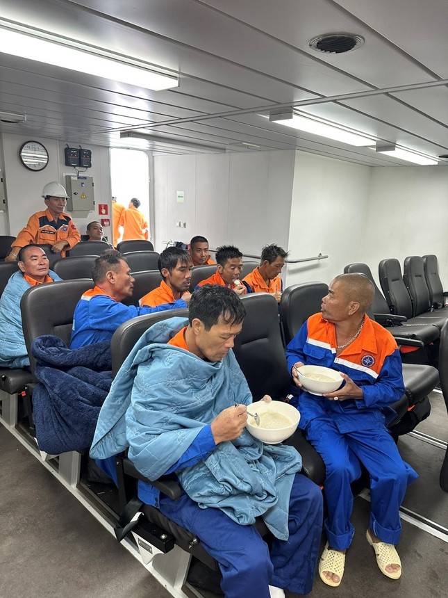 Cứu sống 10 thuyền viên trên tàu chở than bị chìm ảnh 4