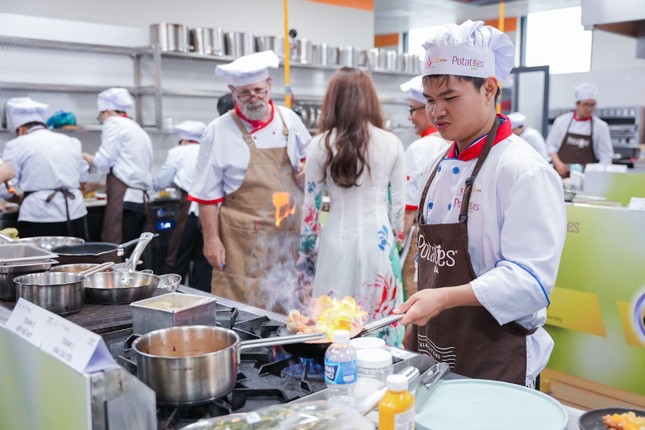 Đầu bếp quốc tế đồng hành với sinh viên UEF trong cuộc thi nấu ăn với khoai tây Mỹ ảnh 7