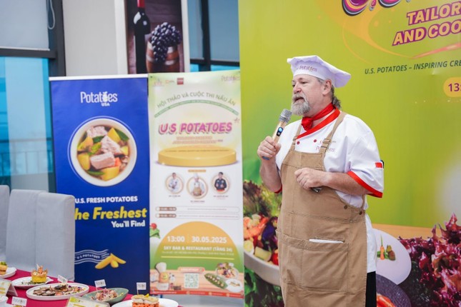Đầu bếp quốc tế đồng hành với sinh viên UEF trong cuộc thi nấu ăn với khoai tây Mỹ ảnh 1