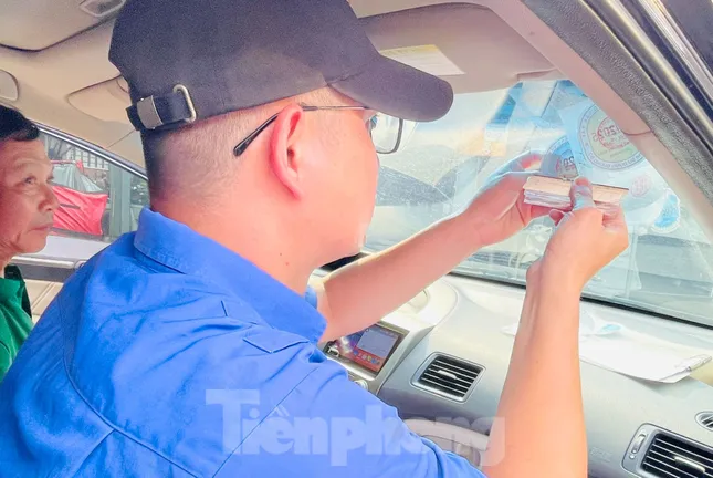 Đề xuất bỏ dán tem thu phí đường bộ trên ô tô ảnh 1