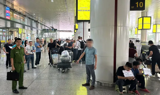 Cò mồi &apos;chặt chém&apos; tiền taxi của khách nước ngoài tại sân bay Nội Bài ảnh 1