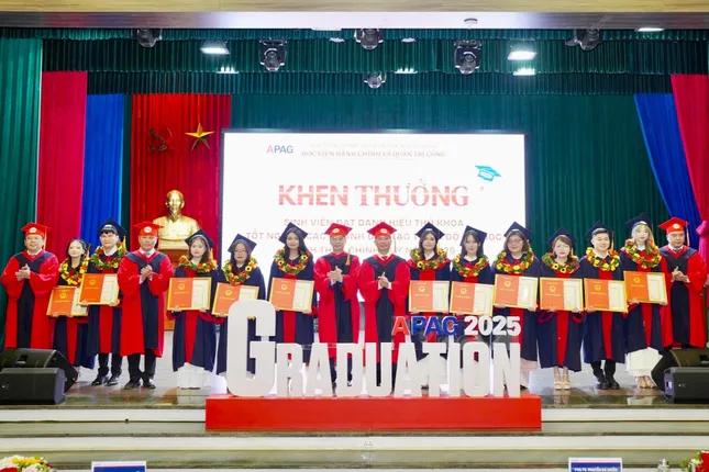 Bố mẹ không biết chữ, con trai vượt hành trình 600km tốt nghiệp thủ khoa đại học ảnh 2
