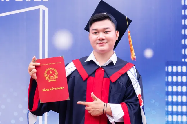 Bố mẹ không biết chữ, con trai vượt hành trình 600km tốt nghiệp thủ khoa đại học ảnh 3
