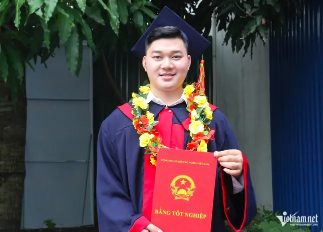 Bố mẹ không biết chữ, con trai vượt hành trình 600km tốt nghiệp thủ khoa đại học ảnh 1