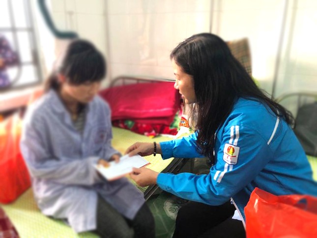 Hội đồng Đội T.Ư thăm nữ sinh Hưng Yên bị đánh hội đồng ảnh 1