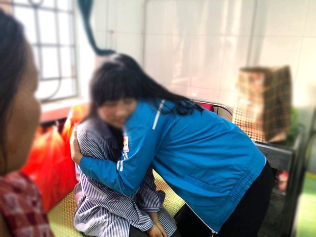 Hội đồng Đội T.Ư thăm nữ sinh Hưng Yên bị đánh hội đồng ảnh 2