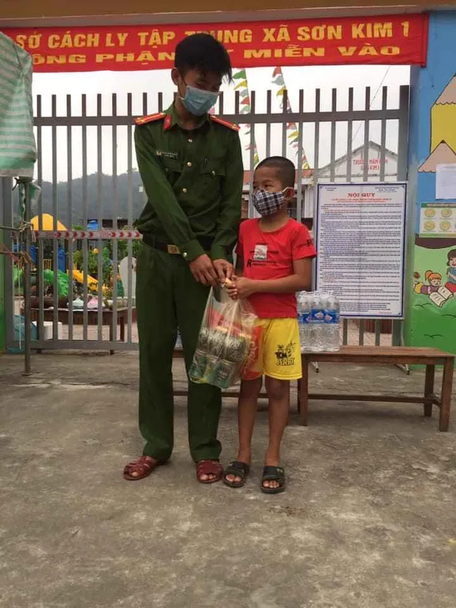 Học sinh lớp 3 đi trông em lấy tiền mua quà tặng khu cách ly: Con muốn làm việc tốt ảnh 1