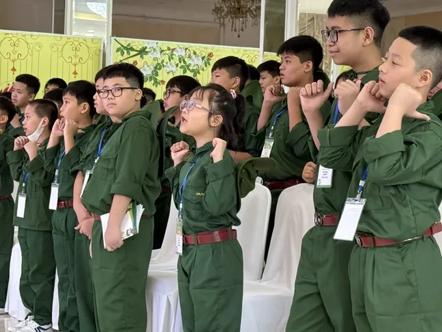&apos;Chiến sĩ nhí&apos; buông thiết bị điện tử, rèn luyện trong môi trường quân ngũ ảnh 1