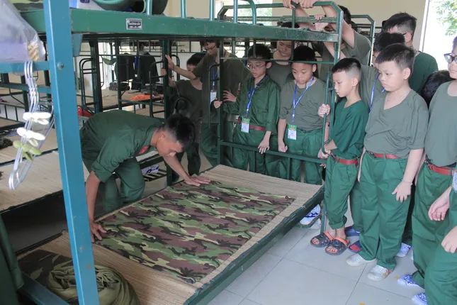 &apos;Chiến sĩ nhí&apos; buông thiết bị điện tử, rèn luyện trong môi trường quân ngũ ảnh 3