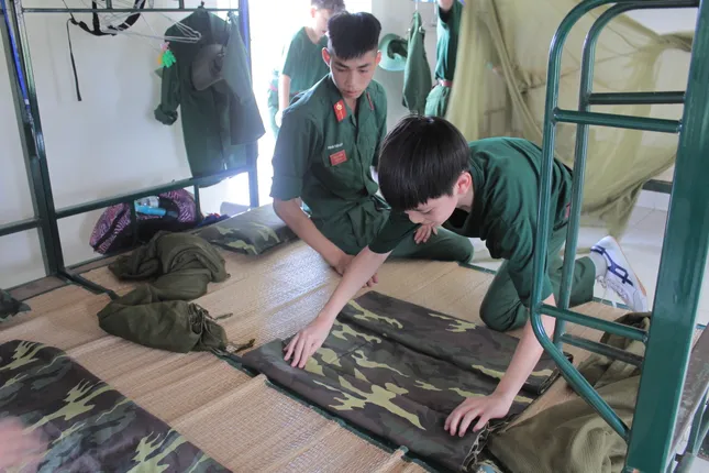 &apos;Chiến sĩ nhí&apos; buông thiết bị điện tử, rèn luyện trong môi trường quân ngũ ảnh 4