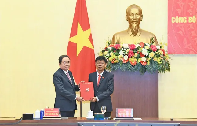 Công bố quyết định của Bộ Chính trị, Ban Bí thư về công tác cán bộ ảnh 1