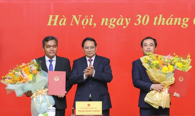 Thủ tướng trao quyết định bổ nhiệm hai cán bộ cấp thứ trưởng ảnh 1