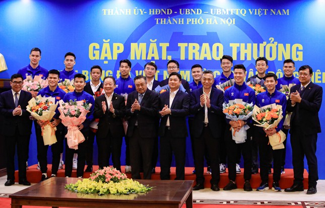 Bầu Hiển thưởng đậm cầu thủ Hà Nội vô địch ASEAN Cup 2024 ảnh 1