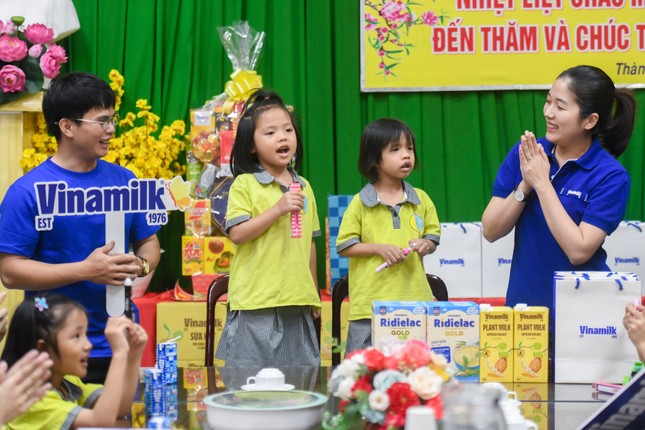 Vinamilk tặng hàng nghìn phần quà Tết cho trẻ em, công nhân trước thềm năm mới Ất Tỵ ảnh 2