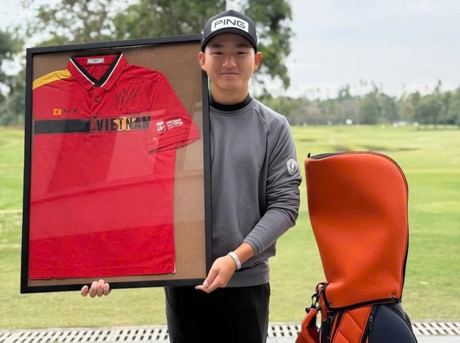 Golfer Nguyễn Anh Minh đấu giá áo và túi gậy hỗ trợ xây dựng trường học trẻ em vùng cao ảnh 1