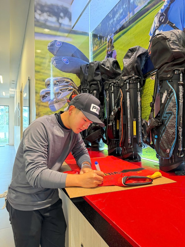Golfer Nguyễn Anh Minh đấu giá áo và túi gậy hỗ trợ xây dựng trường học trẻ em vùng cao ảnh 4