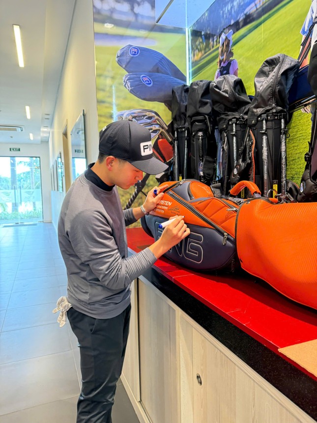 Golfer Nguyễn Anh Minh đấu giá áo và túi gậy hỗ trợ xây dựng trường học trẻ em vùng cao ảnh 3