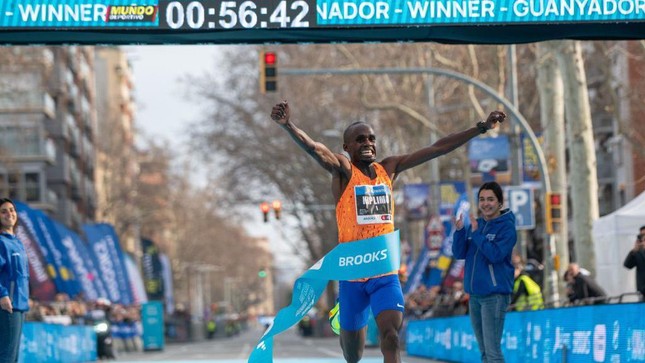 Jacob Kiplimo phá sâu kỷ lục bán marathon thế giới, bước nhảy vĩ đại trong lịch sử ảnh 3