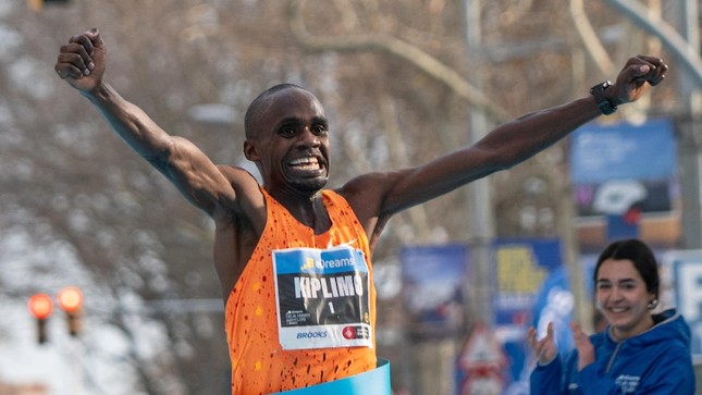 Jacob Kiplimo phá sâu kỷ lục bán marathon thế giới, bước nhảy vĩ đại trong lịch sử ảnh 1