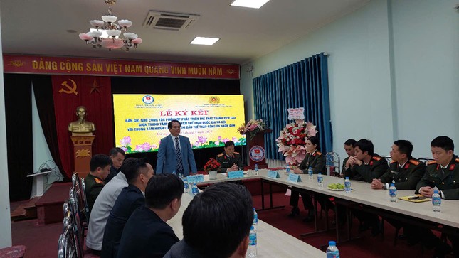 Cú ‘bắt tay’ lịch sử ảnh 1
