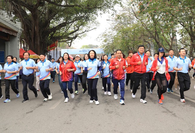 Sôi nổi Ngày chạy Olympic toàn dân và Lễ phát động Giải chạy Báo Hànộimới mở rộng lần thứ 50 ảnh 1