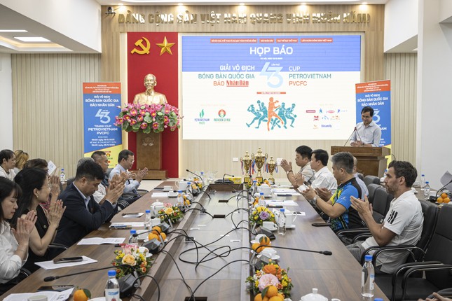 Tay vợt trẻ thách thức cựu binh ở Giải vô địch bóng bàn quốc gia Báo Nhân Dân ảnh 1