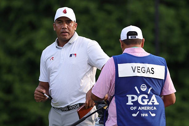 Từ cậu bé chơi golf bằng đá và cán chổi, Jhonattan Vegas giờ đang dẫn đầu PGA Championship ảnh 1