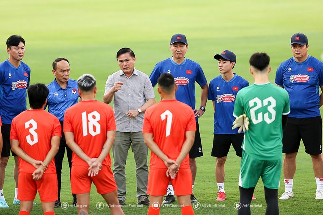 Công Phượng bị vây kín trong ngày đầu trở lại tuyển Việt Nam ảnh 1
