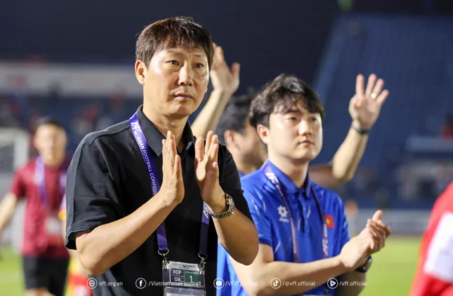 HLV Kim Sang-sik: 'Niềm vui sẽ nhân đôi khi vượt qua nghịch cảnh' ảnh 1
