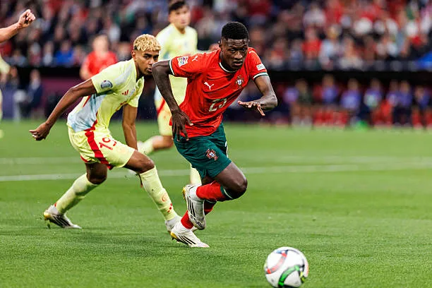 Cầu thủ xuất sắc nhất Nuno Mendes tự hào &apos;bắt chết&apos; Lamine Yamal ở chung kết Nations League 2024/25 ảnh 2