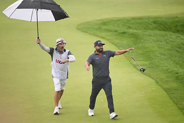 Caddie của nhà vô địch US Open: Chuyên nghiệp đến phút cuối! ảnh 1