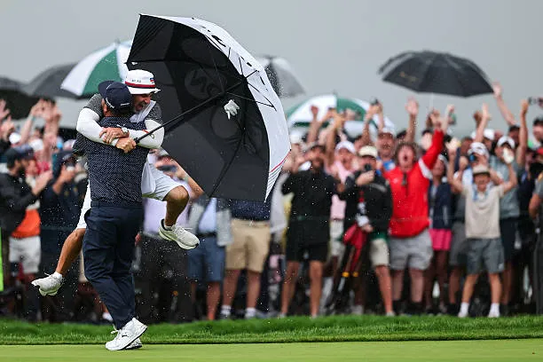 Caddie của nhà vô địch US Open: Chuyên nghiệp đến phút cuối! ảnh 4