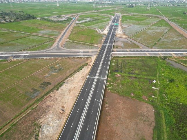 Cận cảnh cầu vượt gần 1.500 tỷ đồng đã hoàn thành nhưng phải 'nằm chờ' cao tốc ảnh 8
