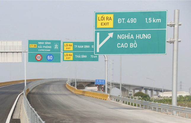 Cận cảnh cầu vượt gần 1.500 tỷ đồng đã hoàn thành nhưng phải 'nằm chờ' cao tốc ảnh 7