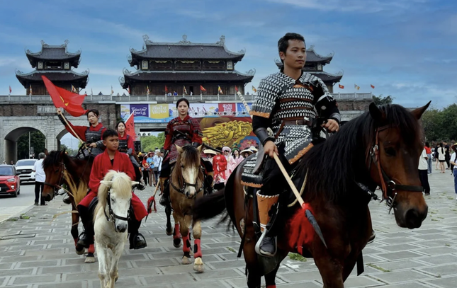 &apos;Nón lá - Việt Nam Festival 2025&apos; thu hút hàng nghìn du khách đến Ninh Bình ảnh 3