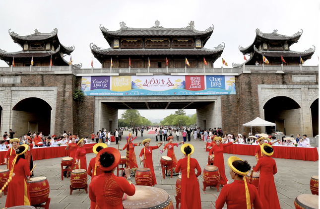 &apos;Nón lá - Việt Nam Festival 2025&apos; thu hút hàng nghìn du khách đến Ninh Bình ảnh 2