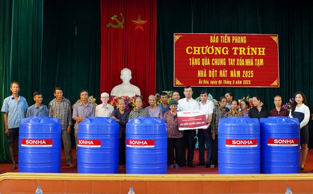 Báo Tiền Phong trao tặng 20 bồn chứa nước cho các hộ khó khăn tại Ninh Bình ảnh 1