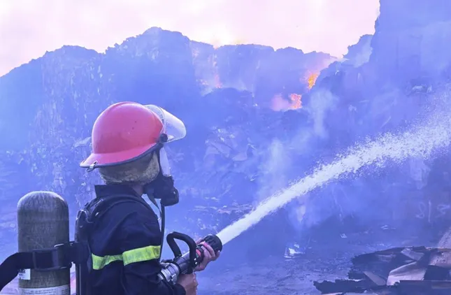 Cháy xuyên đêm, thiêu rụi hàng trăm tấn giấy tại một nhà máy ở Ninh Bình ảnh 1
