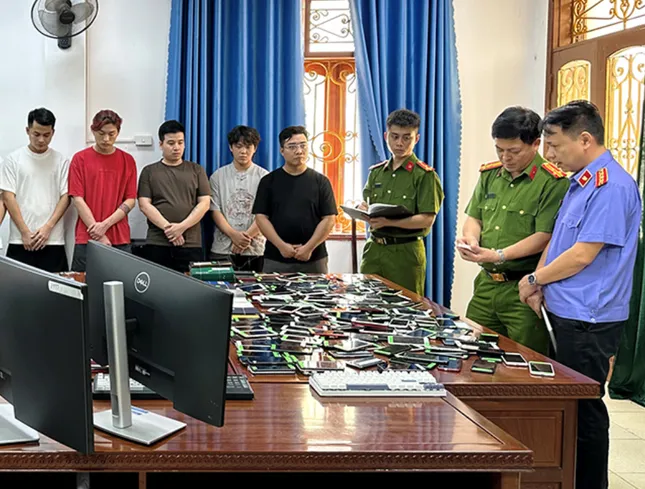 Triệt phá đường dây dụ dỗ học sinh, sinh viên mua bán hàng nghìn tài khoản ngân hàng ảnh 1