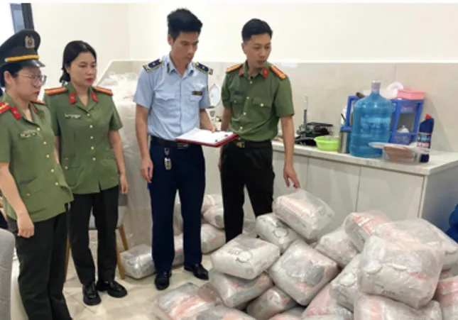 Triệt phá cơ sở sản xuất, kinh doanh thức ăn cho thú cưng nghi giả mạo nhãn hiệu ảnh 1